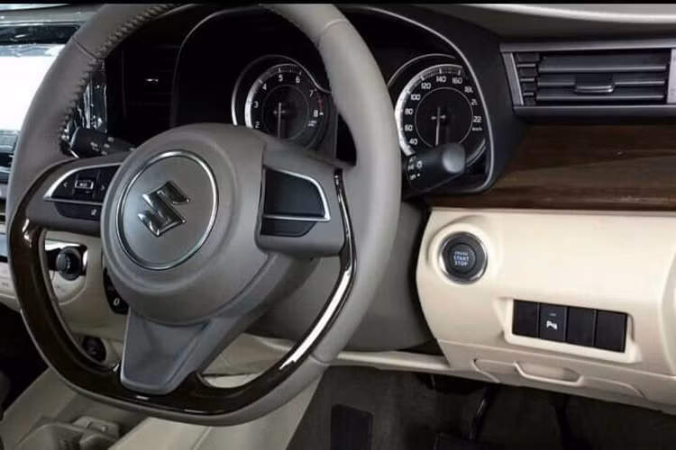 Bên trong nội thất của xe, bảng táp-lô được thiết kế với các đường kẻ ngang và hệ thống giải trí thông tin nổi. Vô-lăng 3 chấu kế thừa từ mẫu Swift mới, hai ghế trước được thiết kế với hai tông màu be và nâu. Ngoài ra, các trang bị nổi bật khác như; cổng sạc 12V cho ghế trước/sau, đầu cắm USB và audio, 4 loa và cảm biến lùi...