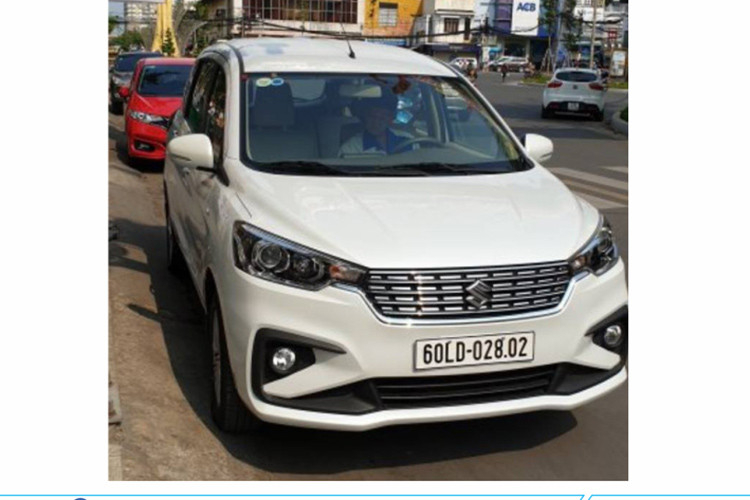 Suzuki Ertiga 2019 mới sở hữu vẻ ngoài cứng cáp, góc cạnh hơn nhờ nền tảng khung gầm mới mang tên Heartect. Đầu xe khỏe khoắn hơn với lưới tản nhiệt mới và cụm đèn pha tạo hình sắc nét. Thân xe cũng có một số đường gân tạo điểm nhấn, thiết kế la-zăng đẹp mắt hơn và đặc biệt phần kính ở thân xe kéo dài xuống phần đuôi tạo cảm giác mạnh mẽ hơn.