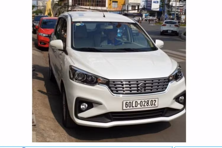 Suzuki Ertiga 2019 mới sở hữu vẻ ngoài cứng cáp, góc cạnh hơn nhờ nền tảng khung gầm mới mang tên Heartect. Đầu xe khỏe khoắn hơn với lưới tản nhiệt mới và cụm đèn pha tạo hình sắc nét. Thân xe cũng có một số đường gân tạo điểm nhấn, thiết kế la-zăng đẹp mắt hơn và đặc biệt phần kính ở thân xe kéo dài xuống phần đuôi tạo cảm giác mạnh mẽ hơn.