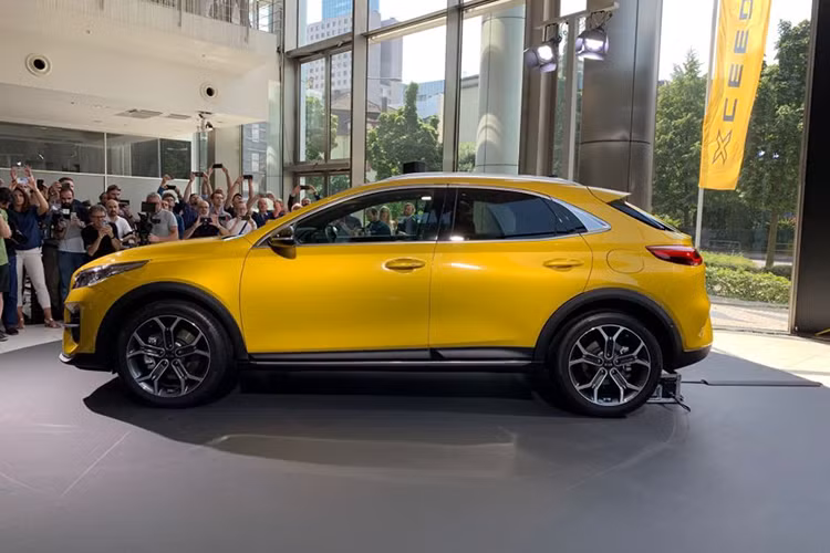 Giá xe Kia XCeed 2020 phiên bản cơ sở nhất (XCeed 2) với giá từ 20.795 bảng Anh (khoảng 605 triệu đồng) có khá nhiều trang bị tiêu chuẩn, gồm bánh xe hợp kim 16 inch, đèn pha LED, đèn sương mù phía trước, đèn pha LED, màn hình trung tâm 8 inch tích hợp điện thoại thông minh, camera lùi, chìa khóa thông minh và điều hòa nhiệt độ.