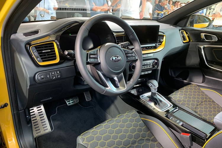 Cuối cùng, phiên bản First Edition cao cấp nhất của Kia XCeed có giá bắt đầu từ 28.095 bảng Anh (tương đương 817 triệu đồng), được phân biệt với những người anh em XCeed bình thường khác bởi lưới tản nhiệt mạ crôm tối màu, viền crôm satin thời trang...