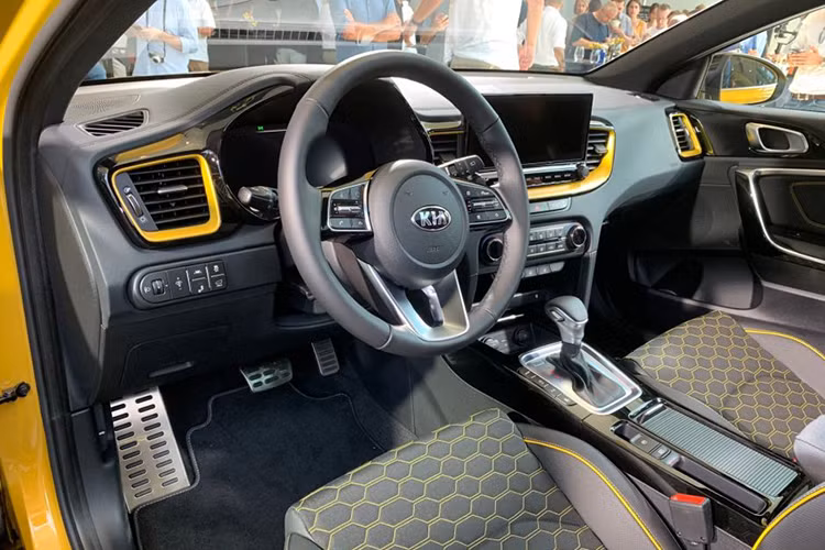 Cuối cùng, phiên bản First Edition cao cấp nhất của Kia XCeed có giá bắt đầu từ 28.095 bảng Anh (tương đương 817 triệu đồng), được phân biệt với những người anh em XCeed bình thường khác bởi lưới tản nhiệt mạ crôm tối màu, viền crôm satin thời trang...