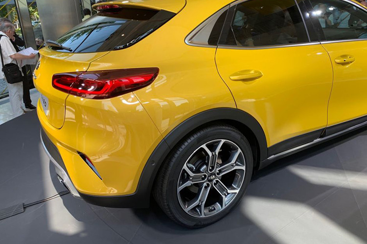 Ngoài ra, phiên bản Kia XCeed 3 mới cũng được trang bị điều hòa hai vùng, phanh đỗ điện tử, chìa khóa thông minh và khởi động bằng nút bấm. Hệ thống phát hiện người đi bộ là trang bị tiêu chuẩn trên những chiếc XCeed sử dụng số sàn, và là tùy chọn trên các xe dùng hộp số ly hợp kép.