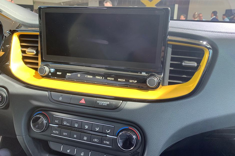 XCeed hàng đầu sở hữu nhiều công nghệ an toàn tiêu chuẩn như hỗ trợ tránh va chạm trước với tính năng phát hiện người đi bộ và kiểm soát hành trình thông minh (đối với bản số tự động), cảnh báo va chạm tại điểm mù, cảnh báo tốc độ giới hạn thông minh và hệ thống giám sát áp suất lốp.