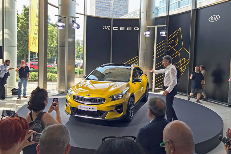 Vừa trình làng cách đây chưa đầy 2 tuần, Kia XCeed hoàn toàn mới hiện đã có mặt tại Anh để người mua đặt hàng. Xe được định vị nằm giữa phân khúc của Stonic và Sportage. Cũng có thể coi đây là phiên bản crossover hóa của chiếc wagon ProCeed hoặc chiếc hatchback Ceed mà Kia đang bán tại châu Âu.