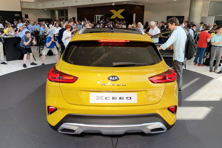 Phiên bản XCeed 3 có giá từ 23.295 bảng Anh (khoảng 677 triệu đồng), chiếc crossover được hưởng bộ vành hợp kim 18 inch thể thao hơn, cửa kính riêng tư, gương chiếu hậu gập điện có chức năng sấy, màn hình trung tâm 10,25 inch, ghế bọc da pha, ghế trước và vô lăng có sưởi,...