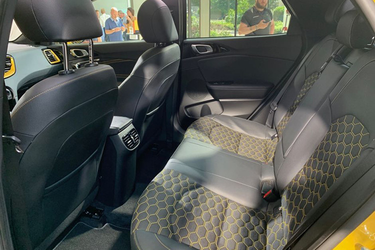 Ngoài ra phiên bản Kia XCeed cao cấp nhất còn có ốp gương chiếu hậu ngoài sơn đen bóng, nội thất bọc vải và da kết hợp với một vài điểm nhấn màu vàng, ghế lái chỉnh điện, đồng hồ kỹ thuật số 12,3 inch, hệ thống âm thanh cao cấp JBL, bộ sạc điện thoại không dây, bàn đạp nhôm và hàng ghế sau chia theo tỷ lệ 40:20:40.