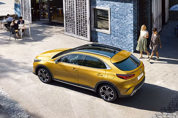 Kia XCeed 2 cơ sở nhất chỉ được kết hợp với hộp số sàn 6 cấp, trong khi phiên bản 3 và First Edition có thể được trang bị hộp số sàn hoặc ly hợp kép 7 cấp, tùy thuộc vào động cơ. Được biết, những chiếc XCeed đầu tiên sẽ có mặt tại các showroom của Kia Anh Quốc vào tháng 9 năm nay.