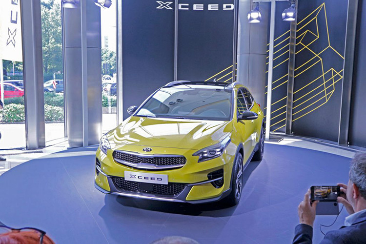 Các tính năng an toàn của xe đi kèm là hỗ trợ tránh va chạm phía trước, hỗ trợ duy trì làn đường, kiểm soát hành trình...Khách hàng có thể mua thêm gói Hỗ trợ lái xe nâng cao Advanced Driving Assistance Pack, gồm có hệ thống phát hiện người đi bộ.