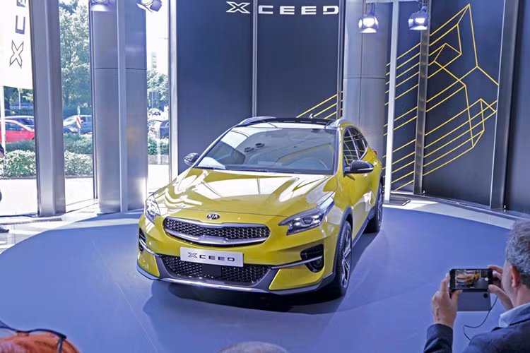 Các tính năng an toàn của xe đi kèm là hỗ trợ tránh va chạm phía trước, hỗ trợ duy trì làn đường, kiểm soát hành trình...Khách hàng có thể mua thêm gói Hỗ trợ lái xe nâng cao Advanced Driving Assistance Pack, gồm có hệ thống phát hiện người đi bộ.