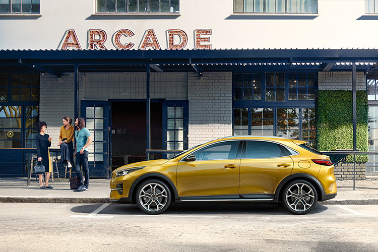 Dải truyền động của Kia XCeed hoàn toàn mới gồm có động cơ xăng 1.0L 118 mã lực cho biến thể 2 và 3; máy dầu diesel 1.6L cho ra 113 mã lực và 134 mã lực tương ứng bản 2 và 3; máy xăng 1.4L 138 mã lực chỉ dành cho phiên bản 3 và First Edition.