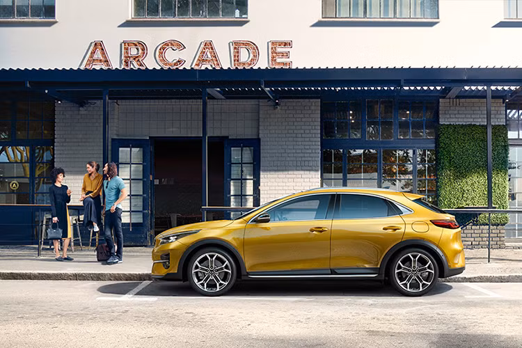 Dải truyền động của Kia XCeed hoàn toàn mới gồm có động cơ xăng 1.0L 118 mã lực cho biến thể 2 và 3; máy dầu diesel 1.6L cho ra 113 mã lực và 134 mã lực tương ứng bản 2 và 3; máy xăng 1.4L 138 mã lực chỉ dành cho phiên bản 3 và First Edition.