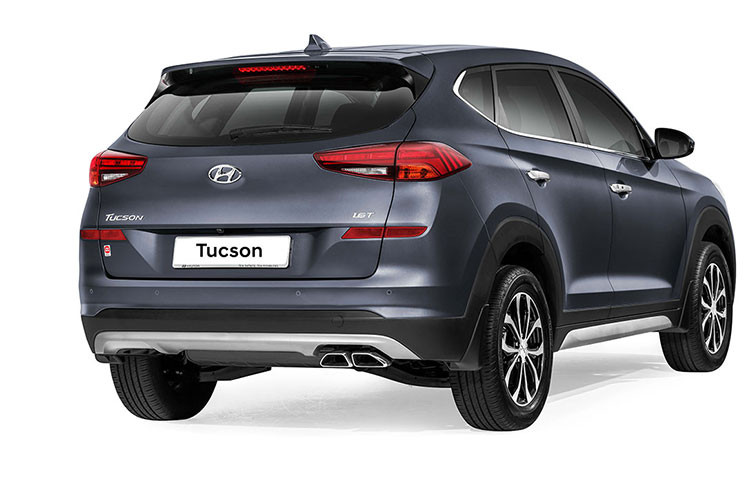 Hyundai Tucson 2019 bản 2.0L Elegance còn được bổ sung lưới tản nhiệt Cascading Grille màu bạc và cụm đèn pha Halogen. Trong khi đó, bản 1.6L Turbo cao cấp hơn sử dụng lưới tản nhiệt mạ crôm, cụm đèn pha LED 2 thấu kính, tay nắm cửa mạ crôm với đèn LED chiếu xuống mặt đất lúc người lái mở cửa và đèn hậu LED, kèm bộ vành 17 inch.