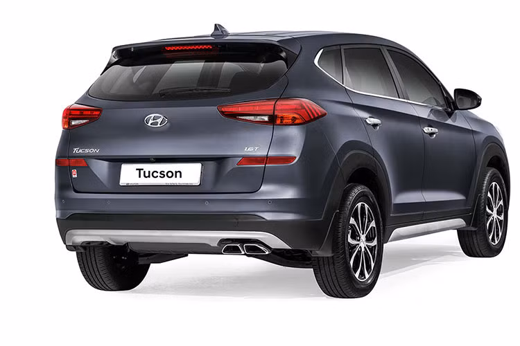 Hyundai Tucson 2019 bản 2.0L Elegance còn được bổ sung lưới tản nhiệt Cascading Grille màu bạc và cụm đèn pha Halogen. Trong khi đó, bản 1.6L Turbo cao cấp hơn sử dụng lưới tản nhiệt mạ crôm, cụm đèn pha LED 2 thấu kính, tay nắm cửa mạ crôm với đèn LED chiếu xuống mặt đất lúc người lái mở cửa và đèn hậu LED, kèm bộ vành 17 inch.
