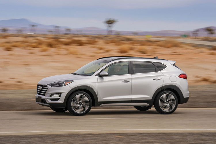 Cuối cùng là các trang bị an toàn dành cho Hyundai Tucson 2019, bao gồm hệ thống chống bó cứng phanh ABS, phân bổ lực phanh điện tử EBD, cân bằng điện tử ESC, hỗ trợ khởi hành ngang dốc, hỗ trợ đổ đèo, hỗ trợ phanh khẩn cấp và kiểm soát cân bằng thân xe. Nếu như bản 2.0L Elegance chỉ có 2 túi khí và cảm biến đỗ xe phía sau thì bản 1.6L Turbo lại được nâng cấp lên 6 túi khí cũng như cảm biến trước bổ sung.