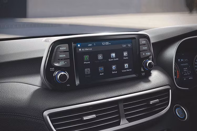 Cụm điều khiển trung tâm bên dưới của Hyundai Tucson 2019 không có gì thay đổi so với trước. Do đó, tại đây vẫn xuất hiện nút chỉnh điều hòa tự động 2 vùng, cổng USB, cổng AUX và ổ điện 12 V, ngoài ra nó còn được trang bị ghế bọc da mới. Riêng bản 1.6L Turbo có thêm phanh đỗ xe điện tử, gương chiếu hậu chống chói electrochromic,...