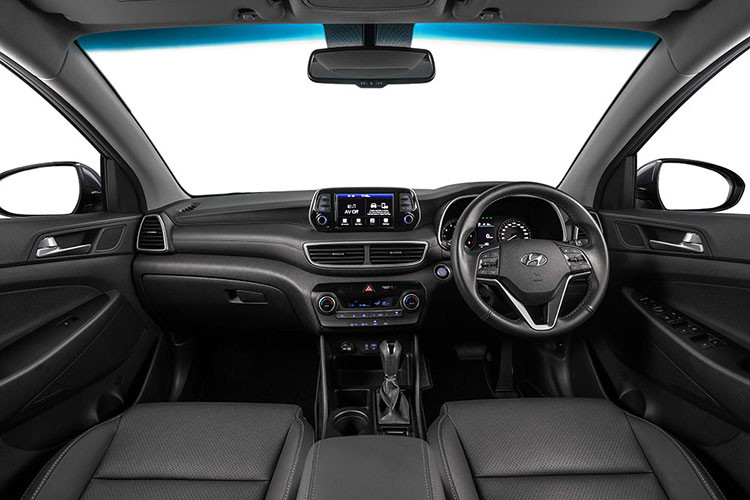 Bên trong Hyundai Tucson 2019 tại Malaysia xuất hiện mặt táp-lô tái thiết kế hoàn toàn với màn hình 7 inch của hệ thống thông tin giải trí nằm độc lập, tương thích với Apple CarPlay và Android Auto. Màn hình này nằm ngay bên trên cửa gió điều hòa trung tâm cũng được thiết kế mới.