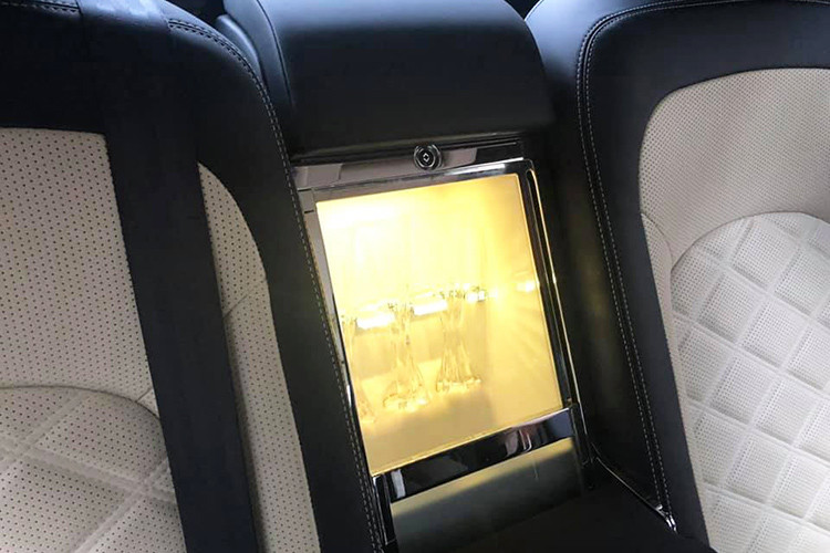 Bentley Mulsanne Speed 2016 được trang bị động cơ V8, tăng áp kép, dung tích 6,75 lít, sản sinh công suất tối đa 530 mã lực và mô-men xoắn cực đại 1.100 Nm. Kết hợp cùng hộp số tự động 8 cấp thể thao và hệ dẫn động cầu sau, chiếc xe siêu sang tăng tốc từ 0 lên 100 km/h trong 4,9 giây trước khi đạt tốc độ tối đa 305 km/h.