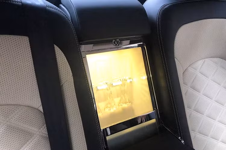 Bentley Mulsanne Speed 2016 được trang bị động cơ V8, tăng áp kép, dung tích 6,75 lít, sản sinh công suất tối đa 530 mã lực và mô-men xoắn cực đại 1.100 Nm. Kết hợp cùng hộp số tự động 8 cấp thể thao và hệ dẫn động cầu sau, chiếc xe siêu sang tăng tốc từ 0 lên 100 km/h trong 4,9 giây trước khi đạt tốc độ tối đa 305 km/h.