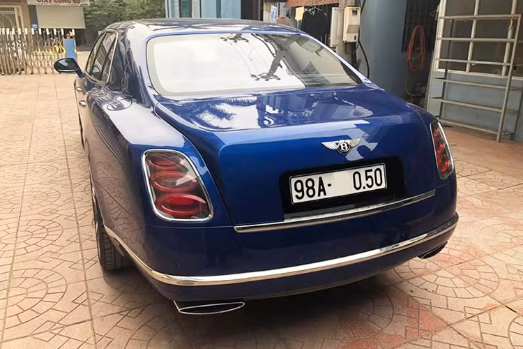Thiết kế ngoại thất của Mulsanne Speed nổi bật với phần đầu xe là bộ lưới tản nhiệt dạng hình vuông lớn, biểu tượng "Flying B" của hãng xe Bentley đặt chính giữa. Cụm đèn pha lớn mang thiết kế hoài cổ dạng hình tròn cổ điển, viền với các dải đèn bóng LED nhỏ. Phần đuôi xe là cụm đèn hậu dạng to bản lớn, xếp tầng. Cặp ống-xả lớn ở hai bên làm bằng chất liệu kim loại sang không gỉ...
