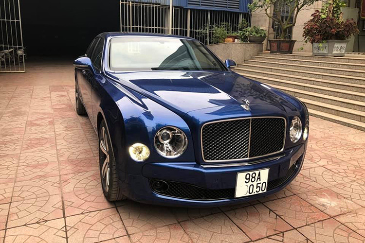 Bentley Mulsanne Speed luôn được khá nhiều đại gia tại Việt Nam yêu thích và đưa về sử dụng. Chiếc xe trong bài thuộc đời 2016, đăng ký 2019 và thuộc sở hữu của một đại gia tại Bắc Giang. Đây là bản cao cấp nhất của dòng xe siêu sang Bentley Mulsanne Speed, đặc biệt ngoại thất của xe ấn tượng với màu xanh sáng bóng và còn nguyên bản gần như mới.