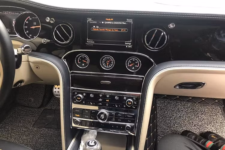 Bảng điều khiển trung tâm ốp gỗ, trang bị màn hình cảm ứng. Ngoài ra, Bentley còn trang bị thêm 3 đồng hồ báo mức nhiên liệu, thời gian, nhiệt độ dung dịch làm mát kiểu dáng tròn cổ điển. Hệ thống giải trí với âm thanh cao cấp 14 loa Naim, công suất 2.200 W. Bên trong xe được gắn một bộ phát wifi, tai nghe Bluetooth...
