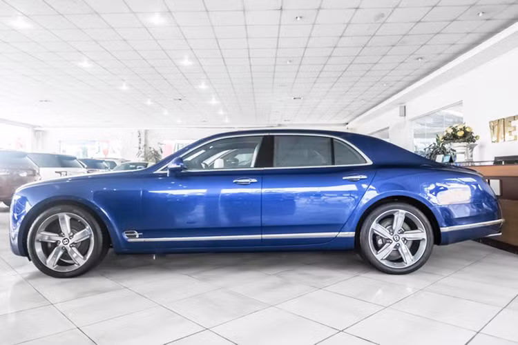 Vào năm 2017 một chiếc xe Mulsanne Speed tương tự nhưng phân phối chính hãng được khai báo mức giá 202.000 bảng Anh, tổng các khoản thuế mà chiếc xe phải nộp (khi làm thủ tục nhập khẩu) gần 13 tỷ đồng (64% thuế Nhập khẩu, 10% thuế Giá trị gia tăng; 60% thuế Tiêu thụ đặc biệt)... khiến cho mức giá của xe vào khoảng 25 tỷ đồng.