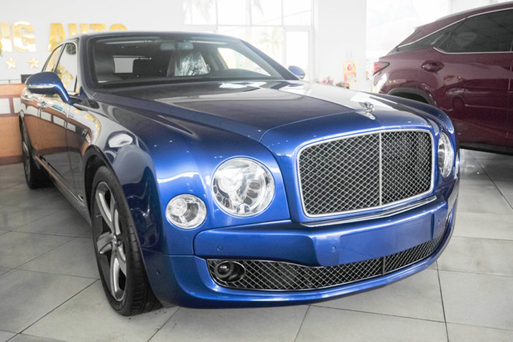 Hiện chiếc giá xe Bentley Mulsanne Speed trong bài viết này được chào bán trên thị trường xe cũ chỉ hơn 700.000 USD(tương đương khoảng hơn 16 tỷ đồng). Đây được xem là mức giá khá "hời" khi mà chủ nhân của nó chỉ mới cho xe lắn bánh khoảng 2000km và các chi tiết nội, ngoại thất vẫn nguyên bản còn như mới.