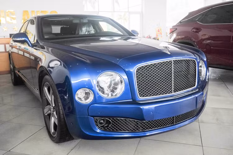Hiện chiếc giá xe Bentley Mulsanne Speed trong bài viết này được chào bán trên thị trường xe cũ chỉ hơn 700.000 USD(tương đương khoảng hơn 16 tỷ đồng). Đây được xem là mức giá khá "hời" khi mà chủ nhân của nó chỉ mới cho xe lắn bánh khoảng 2000km và các chi tiết nội, ngoại thất vẫn nguyên bản còn như mới.