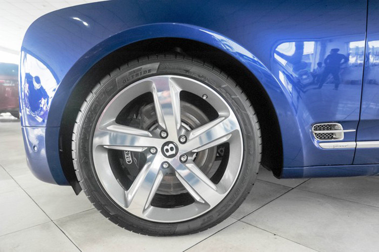 Mẫu saloon sedan của Bentley sở hữu kích thước lớn, bệ vệ. Chiều dài, rộng, cao lần lượt là 5.575 x 2.208 x 1.521 mm. Trục cơ sở dài 2.266 mm. Một trong những điểm nhấn đáng chú ý trên Mulsanne Speed nằm ở bộ la-zăng 21 inch, hàng thửa của Bentley. Bộ la-zăng này được chế tạo từ nhôm nguyên khối. 