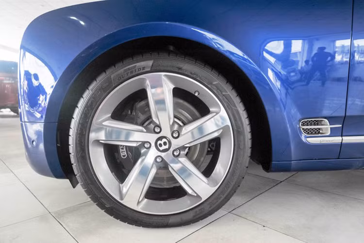 Mẫu saloon sedan của Bentley sở hữu kích thước lớn, bệ vệ. Chiều dài, rộng, cao lần lượt là 5.575 x 2.208 x 1.521 mm. Trục cơ sở dài 2.266 mm. Một trong những điểm nhấn đáng chú ý trên Mulsanne Speed nằm ở bộ la-zăng 21 inch, hàng thửa của Bentley. Bộ la-zăng này được chế tạo từ nhôm nguyên khối. 