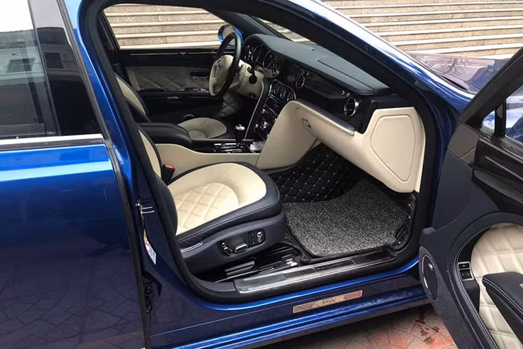 Trên mẫu xe siêu sang này, hãng xe Anh quốc đã trang bị hệ thống treo khí nén được bổ sung thêm chế độ "Sport", tăng thêm độ cứng. Trong khi đó, hệ thống lái được nâng cấp, tăng thêm sự chính xác. Ngoài ra, Bentley cũng cho người dùng có thể tự tùy chỉnh đối với hệ thống lái, khung gầm và động cơ theo ý thích.