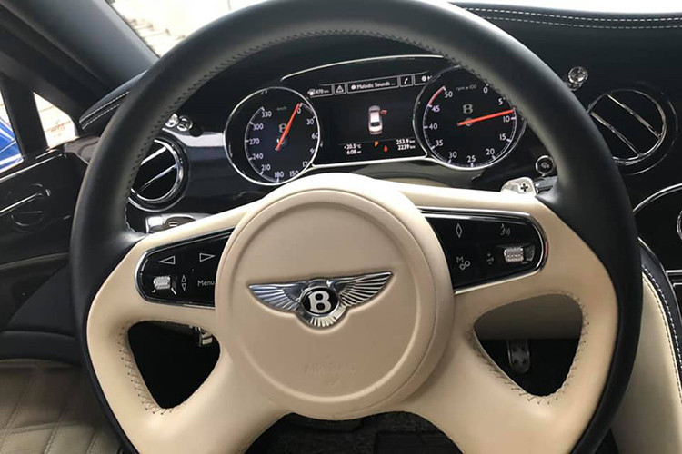 Những chỉnh sửa ở các hệ thống cơ khí giúp người dùng có thêm trải nghiệm lái tốt hơn trên những chiếc Mulsanne Speed. Trong khi đó, không gian nội thất của mẫu sedan siêu sang này sẽ mang lại trải nghiệm thoải mà và đẳng cấp. Hãng xe Anh quốc sử dụng hai tông màu tương phản bên trong cabin, cùng với đó là chất liệu da bọc, gỗ ốp cao cấp.