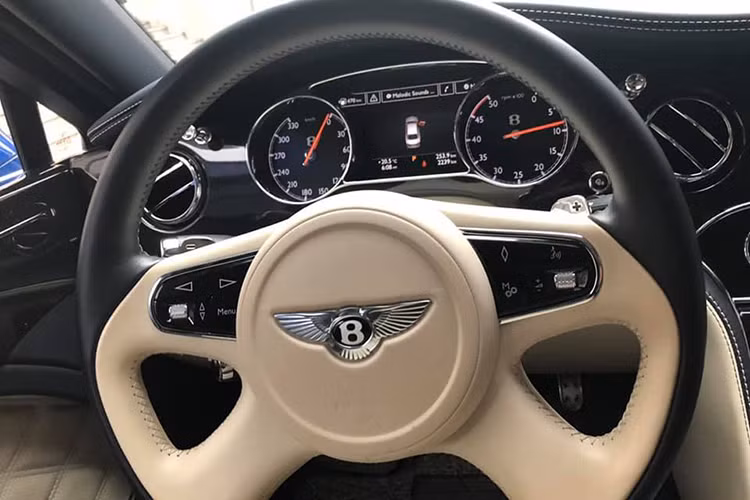 Những chỉnh sửa ở các hệ thống cơ khí giúp người dùng có thêm trải nghiệm lái tốt hơn trên những chiếc Mulsanne Speed. Trong khi đó, không gian nội thất của mẫu sedan siêu sang này sẽ mang lại trải nghiệm thoải mà và đẳng cấp. Hãng xe Anh quốc sử dụng hai tông màu tương phản bên trong cabin, cùng với đó là chất liệu da bọc, gỗ ốp cao cấp.