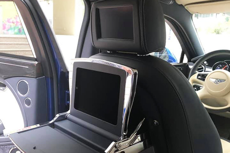 Hàng ghế phía sau với những trang bị đầy đủ các phụ kiện như: tựa đầu ghế trước, phía dưới còn có một bàn làm việc có thể được gập gọn gàng, ngoài ra, còn có 2 máy tính bảng iPad được tích hợp bên dưới mặt bàn này.