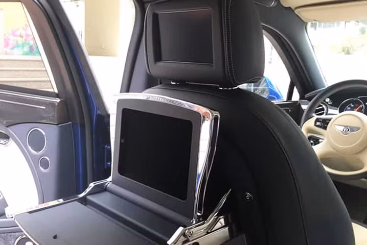 Hàng ghế phía sau với những trang bị đầy đủ các phụ kiện như: tựa đầu ghế trước, phía dưới còn có một bàn làm việc có thể được gập gọn gàng, ngoài ra, còn có 2 máy tính bảng iPad được tích hợp bên dưới mặt bàn này.