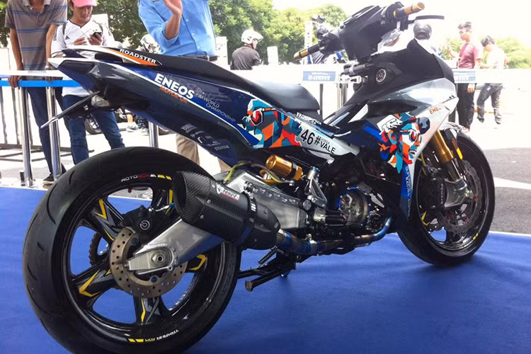 Chiếc Yamaha Exciter 135 biển độc được độ ấn tượng với gắp sau của Yamaha R6, phuộc trước Ohlins, cặp mâm sợi carbon… đã xuất sắc giành giải nhất phần thi “Trang trí xe”, một trong 6 hoạt động sôi nổi tại đại hội Y-Motor Sport, do Yamaha Việt Nam vừa tổ chức ở TP HCM.