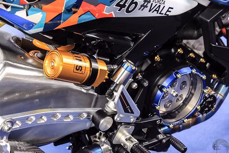 Các chi tiết đáng chú ý khác là càng (gắp) sau bằng nhôm dạng CNC cỡ lớn của motoGP, tất cả các chi tiết nhỏ khác như gắp để chân, nắp nồi bằng kính cường lực, má phanh, ống xả, đều là hàng hiệu khiến tổng thể xe khá ấn tượng.