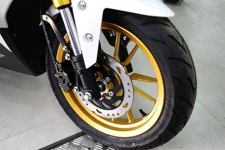 Mẫu xe môtô thể thao cỡ nhỏ này được sử dụng phuộc trước USD, phuộc sau monoshock thương hiệu KYB, mâm xe đa chấu với màu tuỳ chọn...