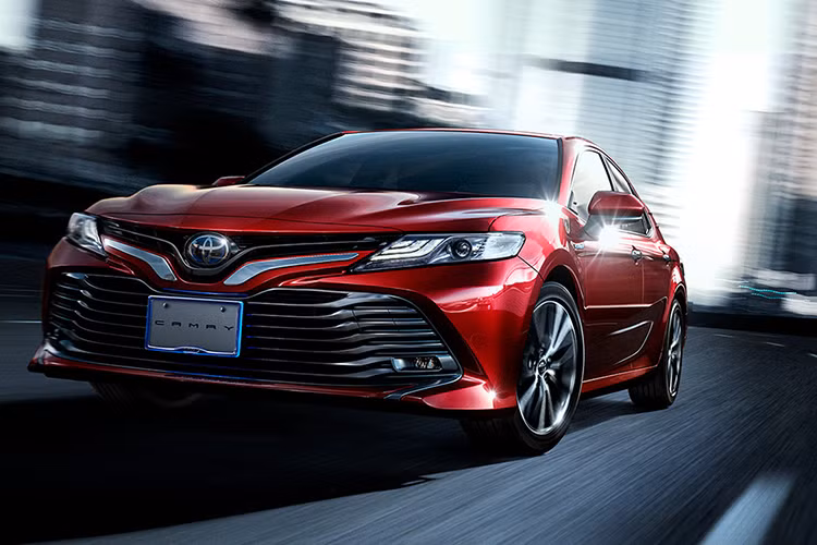 Camry thế hệ mới là dòng xe đầu tiên của Toyota ứng dụng hệ thống giải trí Toyota Entune™ 3.0, với giao diện trực quan và kết nối dễ dàng hơn. Và hơn cả là tính năng cho phép khởi động xe từ xa, thông báo tình trạng xe và tìm xe. Hệ thống còn có thể phát wifi, kết nối tối đa 5 điện thoại với tốc độ truyền dữ liệu 4G LTE, cung cấp khả năng kết nối nhanh nhất.