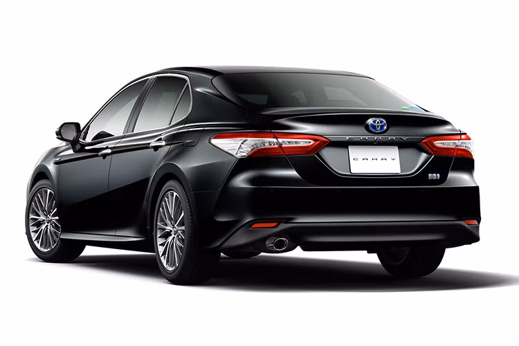 Bên cạnh đó, Camry 2018 độ gói TRD còn được bổ sung thêm cánh gió bên hông và bộ vành hợp kim thể thao 5 chấu kép kích thước 20 inch mới.