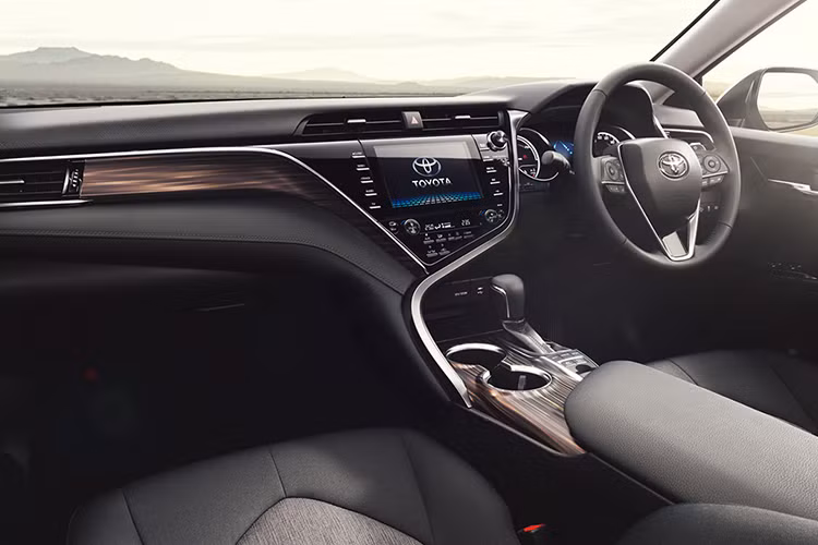 Camry 2018 tại Nhật sẽ chỉ được trang bị duy nhất động cơ hybrid bao gồm động cơ xăng 2.5L và mô-tơ điện đi cùng hộp số vô cấp CVT. Tại các thị trường khác, khách hàng có thêm tùy chọn bản động cơ xăng V6 3.5L mới với công nghệ phun nhiên liệu D-4S hoặc bản động cơ xăng I4 2.5L hoàn toàn mới kết hợp với hộp số tự động 8 cấp Direct-Shift mới.