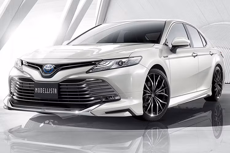 Mẫu xe "hàng hot" Camry 2018 với gói phụ kiện TRD và Modellista sẽ được bán ra đầu tiên tại thị trường quê nhà Nhật Bản. Về diện mạo, gói độ TRD dành cho mẫu xe này sẽ có sự điều chỉnh ở phía trước với lưới tản nhiệt khác biệt, cản trước thiết kế kiễu cánh lướt gió độc đáo tích hợp đèn chiếu sáng ban ngày nằm ngang.