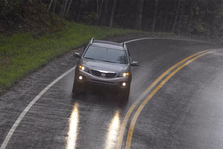 Mùa đông thường kèm theo sương mù khiến tầm nhìn khi lái xe bị hạn chế, do đó hệ thống đèn pha, đèn chiếu sang hay đèn sương mù cần được kiểm tra để không bị gặp trục trặc khi di chuyển. Bộ phận nên kiểm tra nằm ở giắc cắm giống như đầu cực của ắc-quy dễ bị gỉ nên cần được làm sạch để hệ thống điện tiếp xúc tốt, ổn định chiếu sáng.