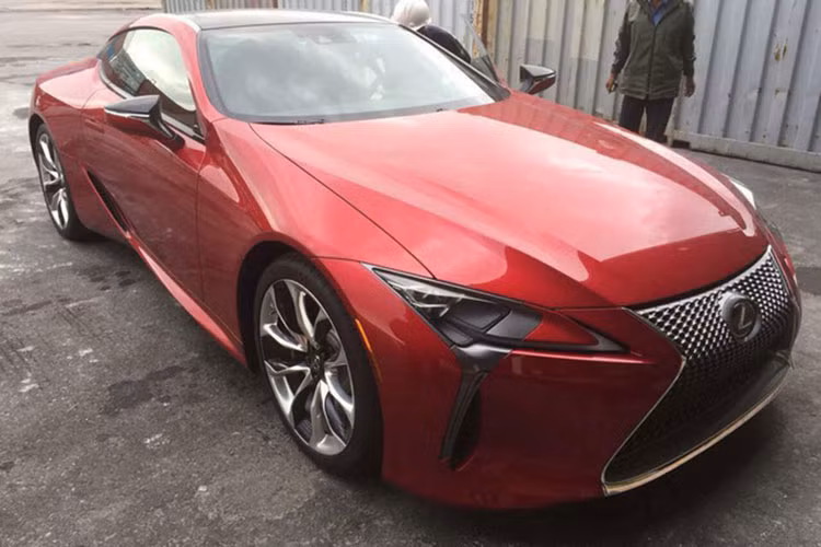 Đúng hai tháng sau khi được ra mắt tại VMS 2017, mẫu xe sang Lexus LC500 thể thao hoàn toàn mới đầu tiên đã có mặt tại Việt Nam. Xe vừa được mở công tại Đà Nẵng với ngoại thất màu đỏ bắt mắt và được một doanh nghiệp nhập khẩu tư nhân đưa về thay vì theo diện chính hãng.