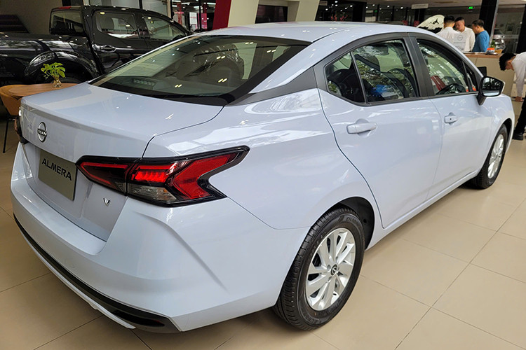 Các bản Nissan Almera EL và VL không nằm trong diện ưu đãi giá do nguồn cung không nhiều, thậm chí khan hàng. Sau ưu đãi từ đại lý, giá xe Nissan Almera V đang tiến gần hơn với các đối thủ sừng sỏ trong phân khúc sedan cỡ B như Toyota Vios 1.5E-CVT (488 triệu đồng) hay Hyundai Accent AT (489 triệu đồng).