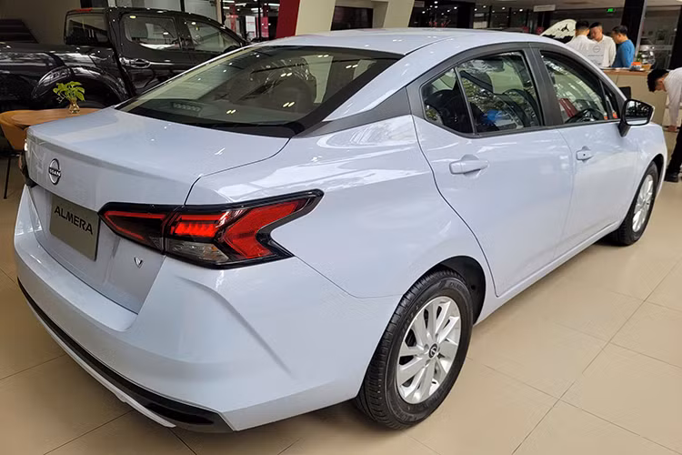 Các bản Nissan Almera EL và VL không nằm trong diện ưu đãi giá do nguồn cung không nhiều, thậm chí khan hàng. Sau ưu đãi từ đại lý, giá xe Nissan Almera V đang tiến gần hơn với các đối thủ sừng sỏ trong phân khúc sedan cỡ B như Toyota Vios 1.5E-CVT (488 triệu đồng) hay Hyundai Accent AT (489 triệu đồng).