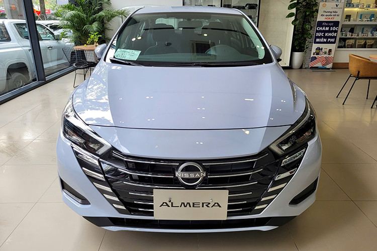 Bước vào đợt nâng cấp mới, Almera nhận một số tinh chỉnh về thiết kế, bổ sung thêm trang bị để trở nên hiện đại và tiện nghi hơn. Theo đó, điểm thay đổi dễ nhận thấy nhất ở diện mạo bên ngoài chính là lưới tản nhiệt hoàn toàn mới, kích thước lớn với các nan mạ crôm nằm ngang, tích hợp logo thương hiệu nhận diện mới.