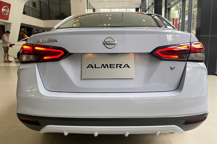 Hai bên ốp màu đen bóng với các nan mạ crôm nằm ngang tương tự như lưới tản nhiệt. Cụm đèn pha LED dạng boomerang tích hợp dải LED chạy ban ngày. Cản trước cũng được làm lại, kết hợp với hốc gió trung tâm hẹp. Những thay đổi này giúp khu vực đầu xe Nissan Almera 2025 mới thêm phần bế thế, thể thao hơn.