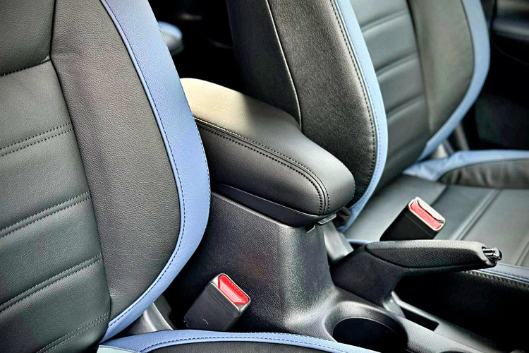 Ngoài ra, xe còn có đề nổ bằng nút bấm; ghế bọc da; vô lăng tích hợp các phím chức năng; điều hòa tự động; cổng USB; hệ thống âm thanh 6 loa. Đáng tiếc, hàng ghế sau của xe vẫn chưa có cửa gió điều hòa và chỉ có 1 cổng USB Type A.